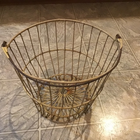 Vintage Metal Farmhouse Egg Basket - Farm Primitive - Antique Egg Basket - Picture 1 of 6